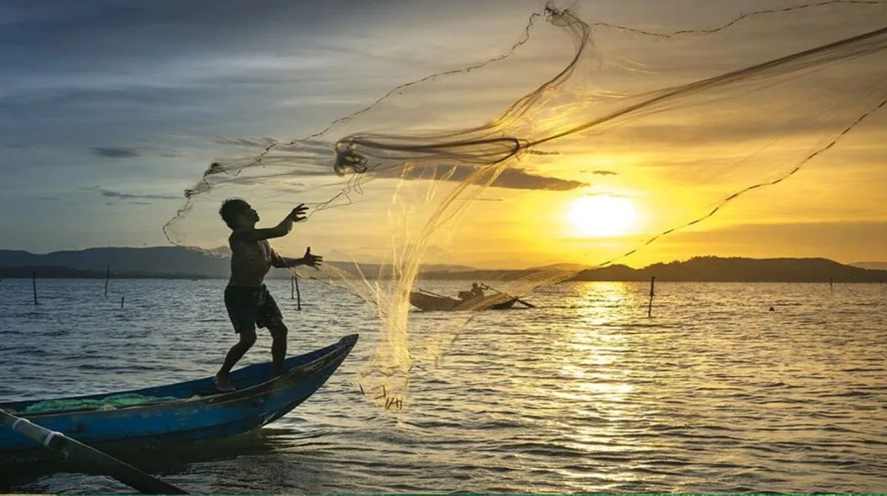 Niña sale de pesca con su padre y conmueve a todo internet