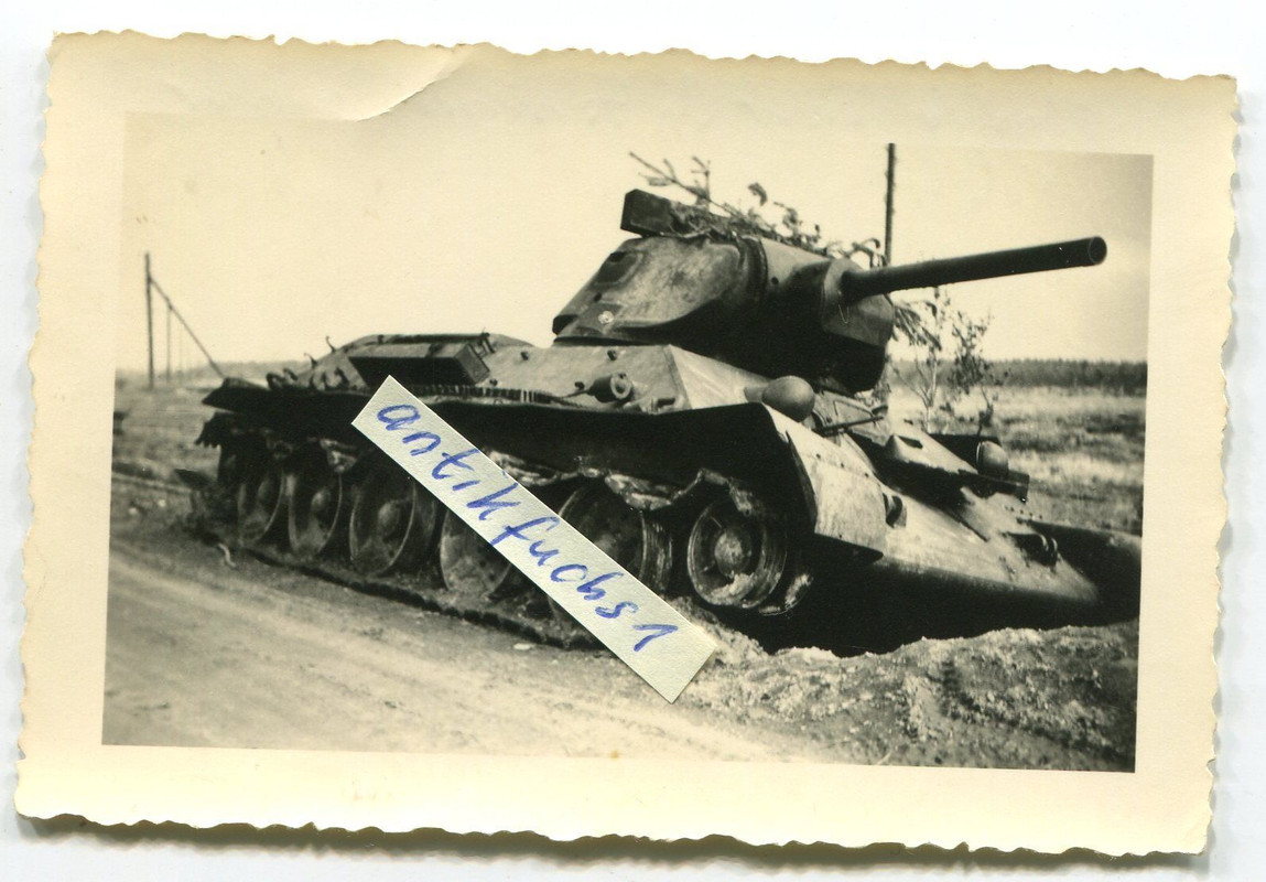 schwerer T-34 Panzer aus Rußland mit Tannenbaum im 2.