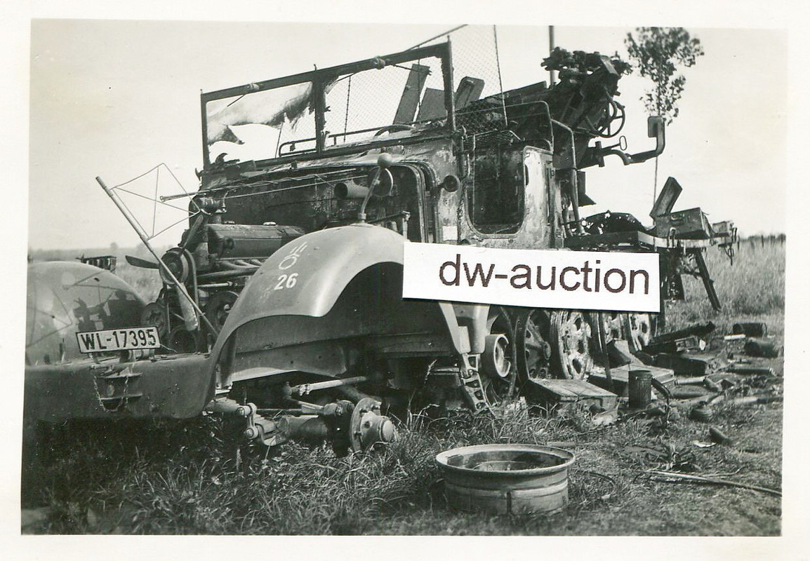 Frankreich , zerstörtes SdKfz Halbkette mit Flak