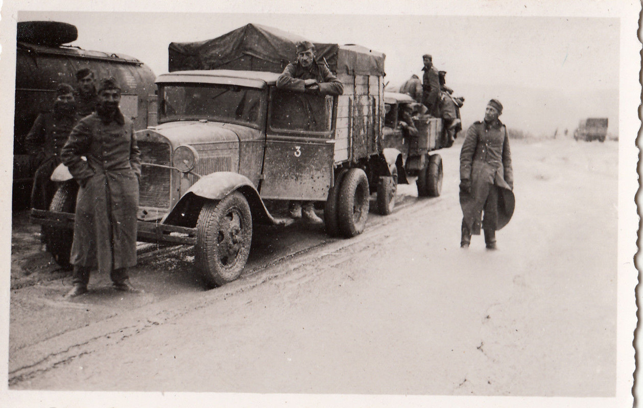 Wehrmacht Rußland Soldaten mit Beute LKW Lastwagen GAZ-AA