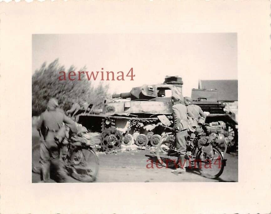 Fahrradkompanie am zerstörte Panzer IV bei Cambrai Frankreich