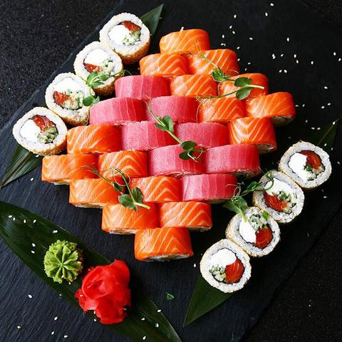 «Морський» суші сет зі свіжими морепродуктами у центрі уваги