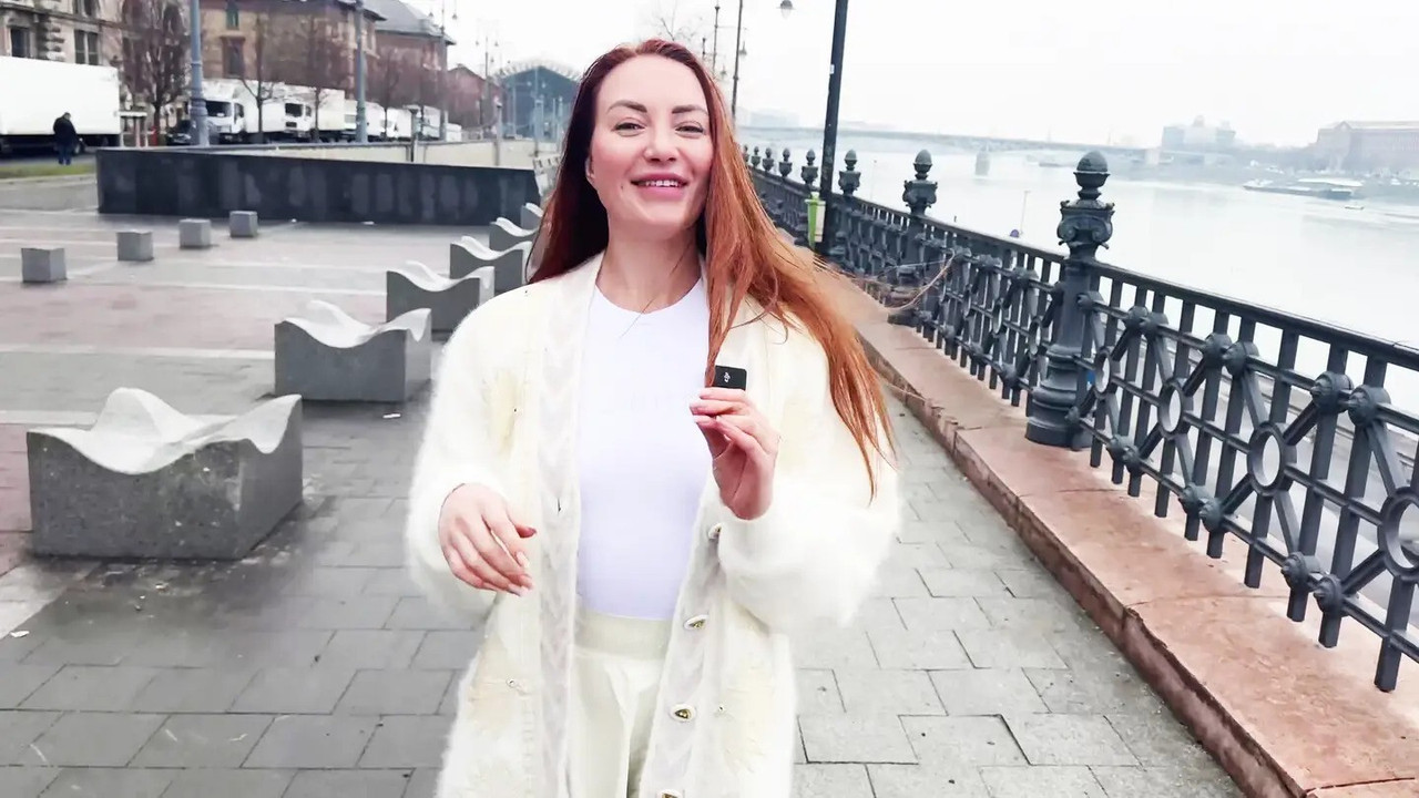 JacquieEtMichelTV 26 02 05 Julia Maze 28 loves French culture!