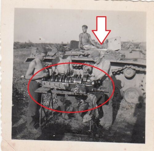 Foto Sturmgeschütz,Stug,Feldwerkstatt nach Kampf,