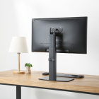 Mesa de trabalho organizada com o monitor elevado pelo suporte