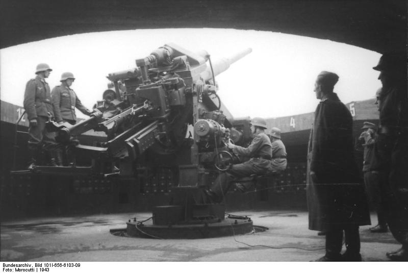 Un 12,8 cm FlaK 40 instalado en una torre antiaerea Flaktürme