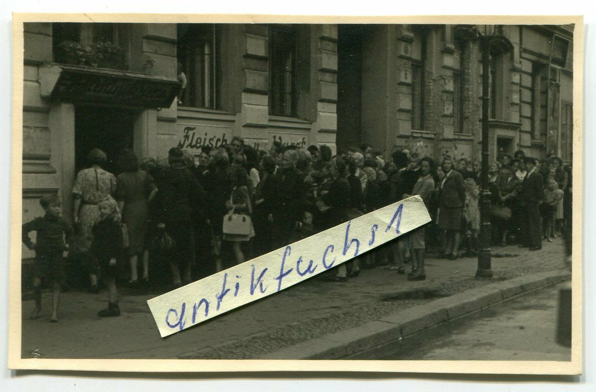 Menschen-Schlange vor der Fleischerei ,Schlesische Straße in Berlin 1945