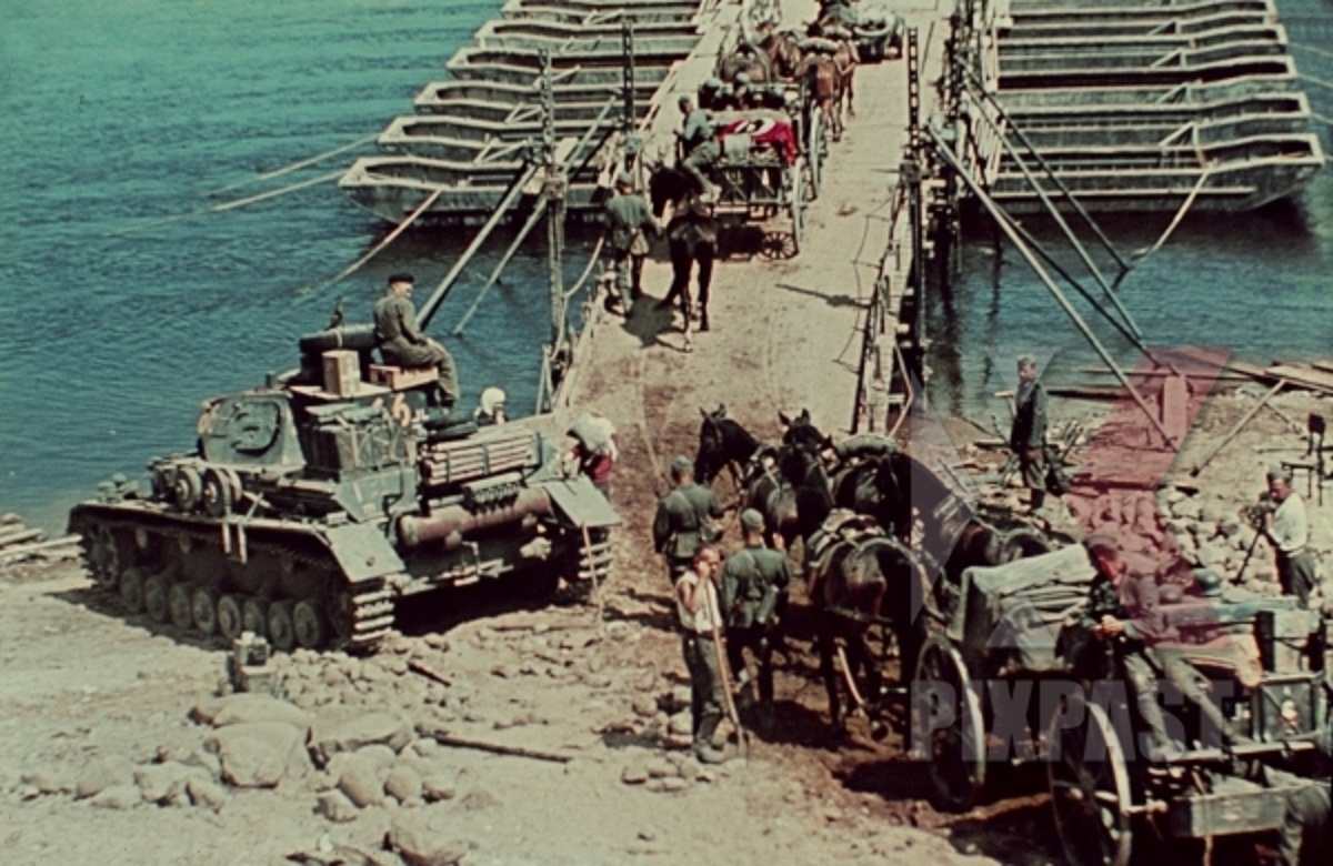 GERMAN PANZER 4 BESIDE PONTOON BRIDGE. 19TH PANZER DIVISION. RUS
