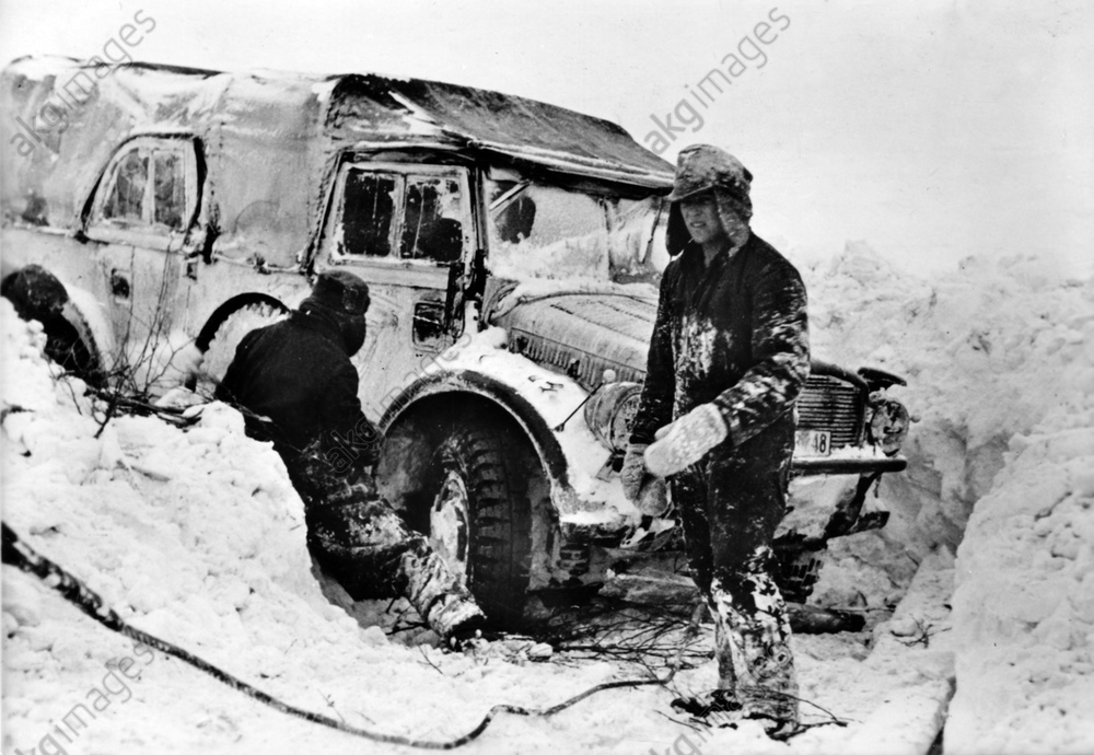 Deutschen Wehrmacht an der Ostfront bei der Bergung eines Militä