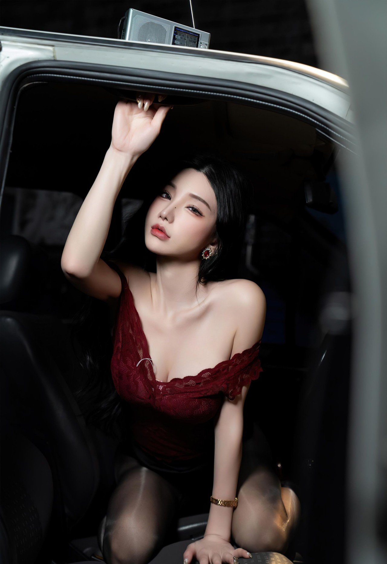 周于希《极品车模》写真，红黑拼接蕾丝上衣与黑色短裙，优雅与性感插图3