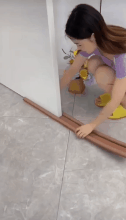 Instalaci&oacute;n del burlete doble bajo puerta
