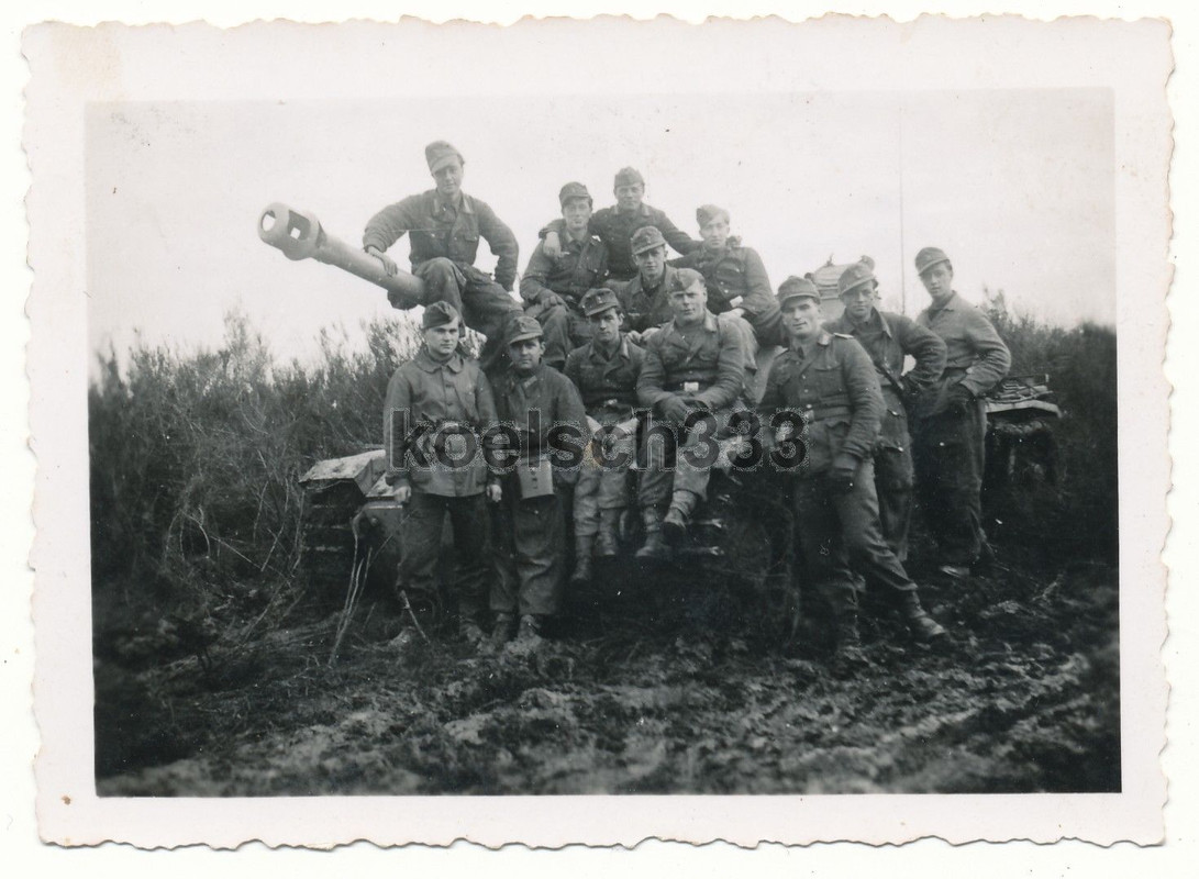 Foto Sturmgeschütz Brigade 322 Comte de Richard 