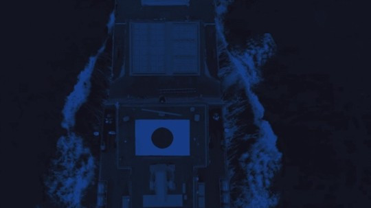 Cuplikan adegan yang menampilkan kapal perang dalam drama