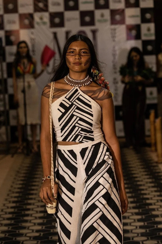 Indígenas de la Amazonía brasileña realizan primer desfile de modas