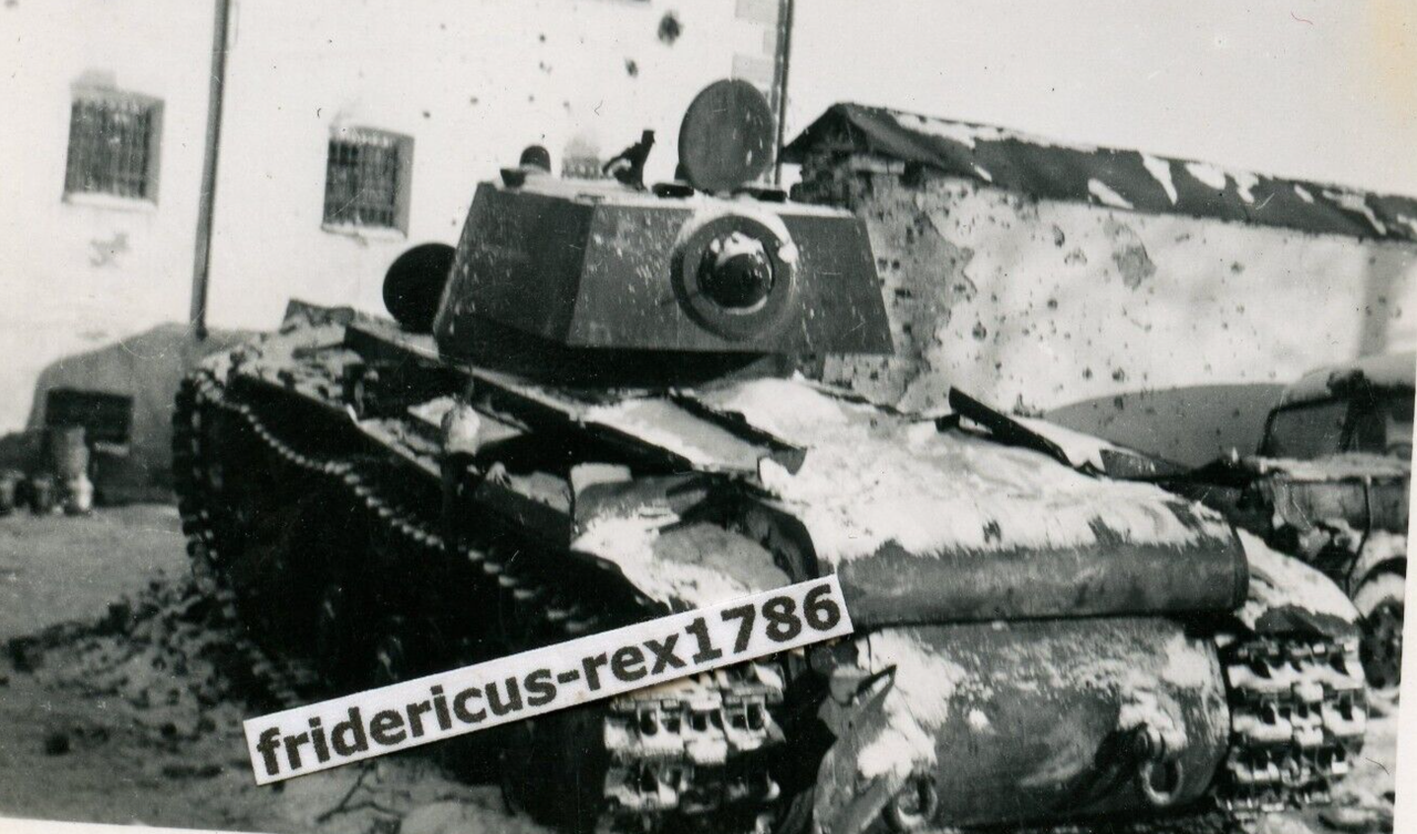 Fotos WH Ostfront KW-1 КВ-1 sowjetischer Panzer zerschossen nach Combat HKL1