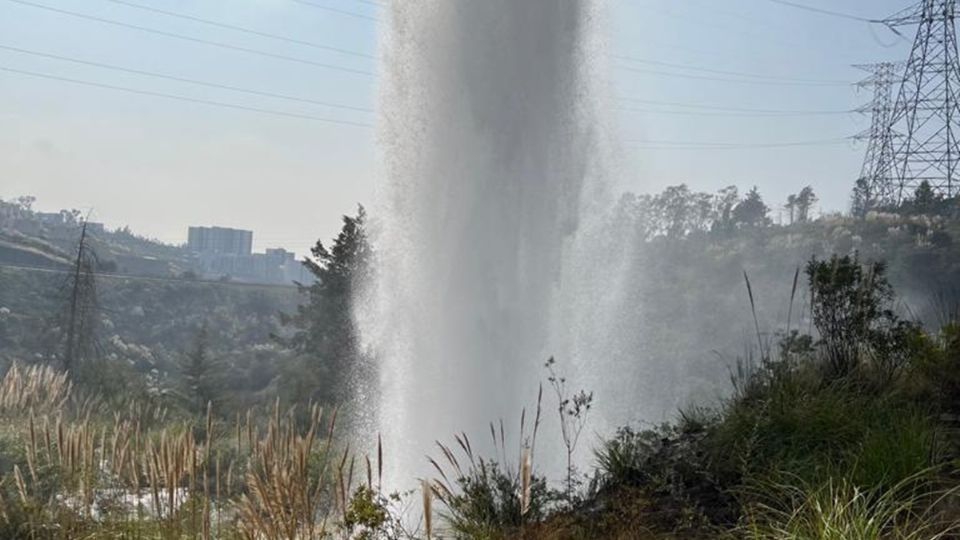 Autoridades controlan mega fuga de agua registrada en Atizapán de Zaragoza, en Edomex