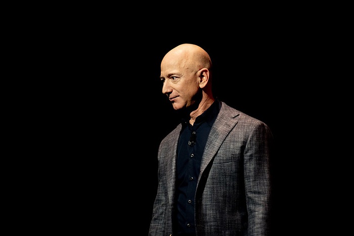 Jeffrey Bezos adalah salah satu pengusaha terkaya di dunia yang juga dikenal sebagai pendiri Amazon.