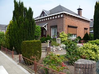 La casa y el jardín donde está la estatua