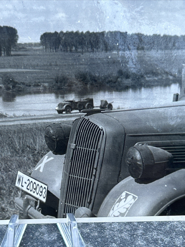 Foto Wk2 Wehrmacht Fahrzeug Kfz Pkw LKW Soldaten Front Kampf Division Abzeichen (2)