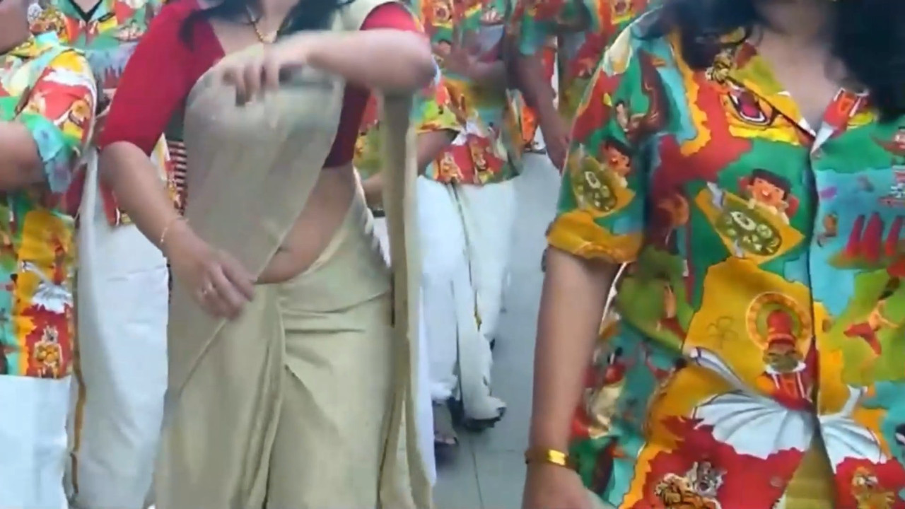 Hot Sexy Malayali Lady Openly Showing Big Wide Tummy and Deep Navel in Kerala Saree.mp4_snapshot_00.