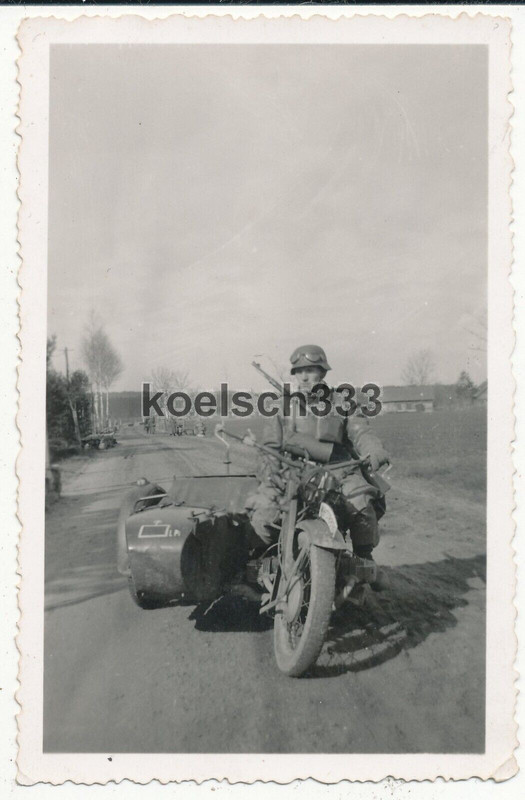 Foto Wehrmacht Kradschütze auf Motorrad mit taktischem Zeichen der Pioniere ...