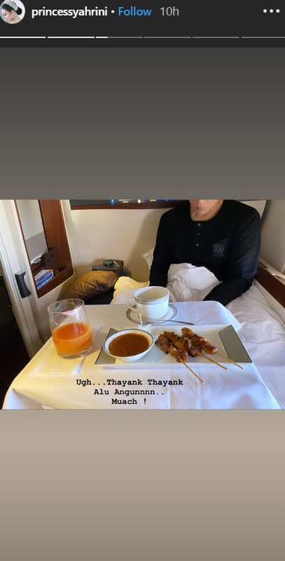 Reino Barack bangun tidur di dalam jet pribadi