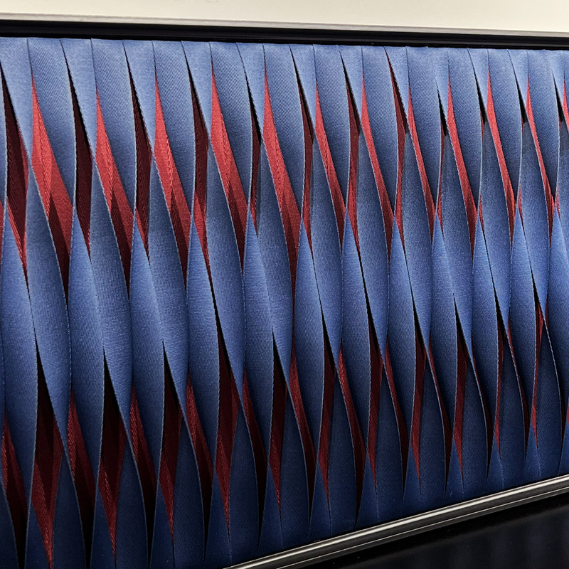 Detalhes do Quadro Artesanal Tran&ccedil;ado Azul e Vermelho