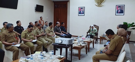 Gubernur Khofifah Sempat Pimpin Rakor OPD di Bandara sebelum Menunaikan Ibadah Umroh