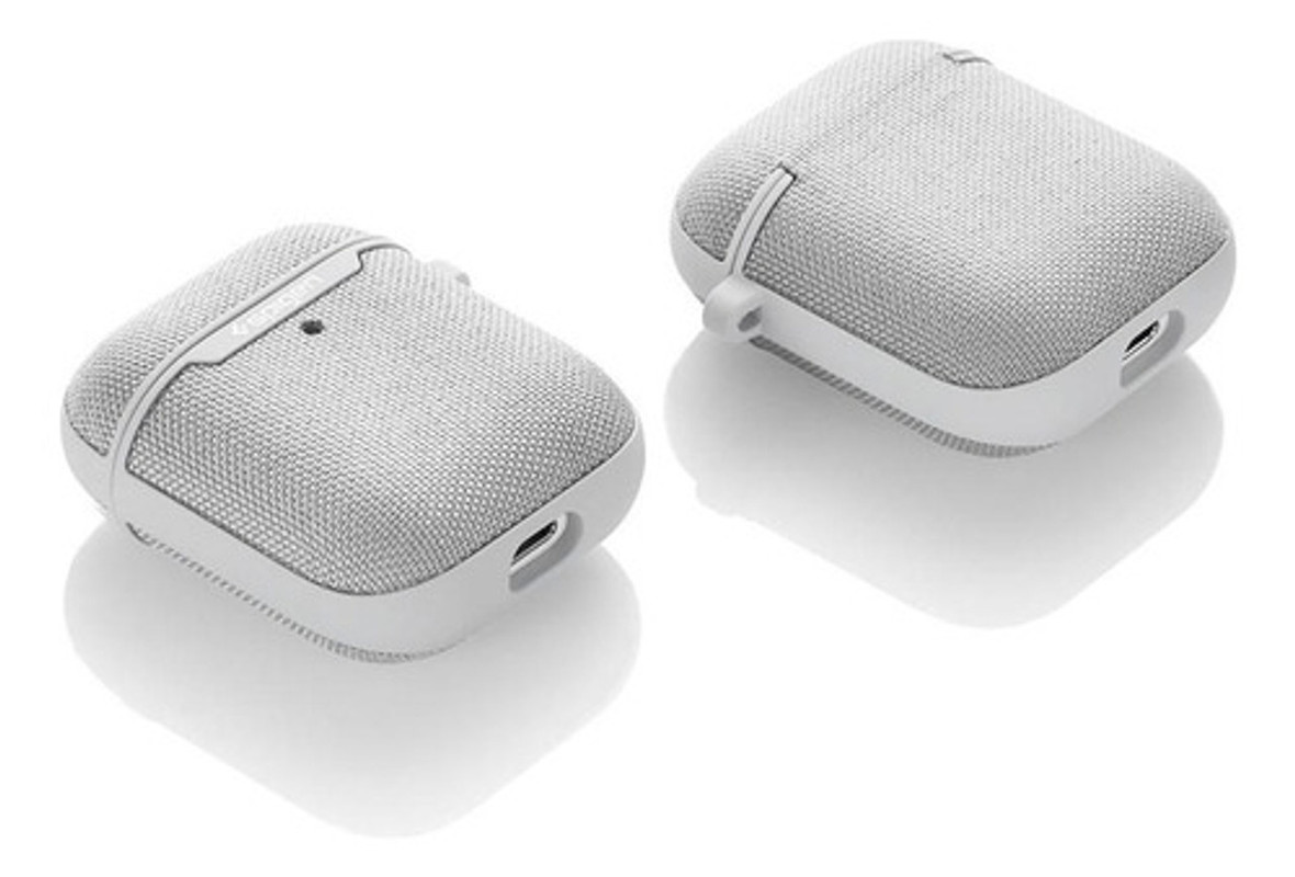 Forro Spigen Urban Fit en color gris para AirPods, mostrando su acabado de tela.