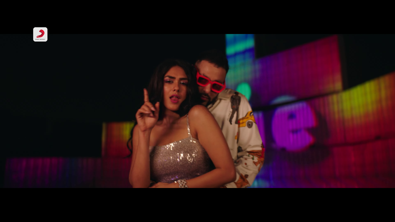 badshah-hugging-mrunal-thakur