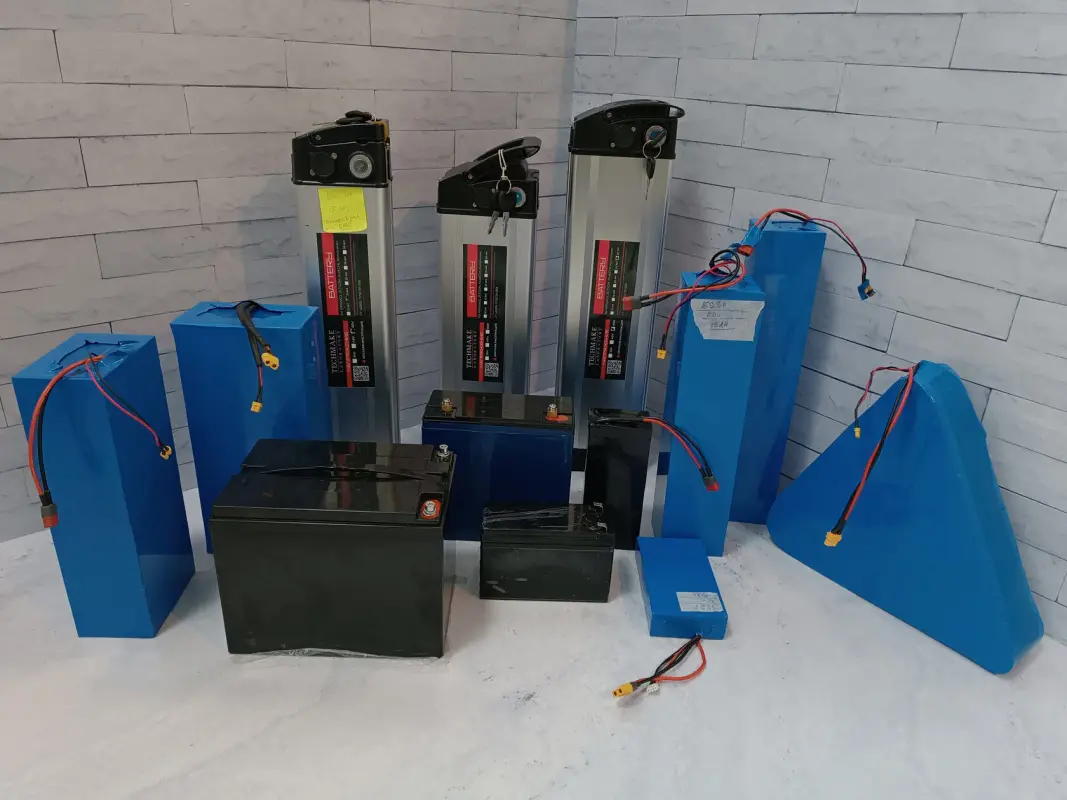 Разные акб лежат для презентации