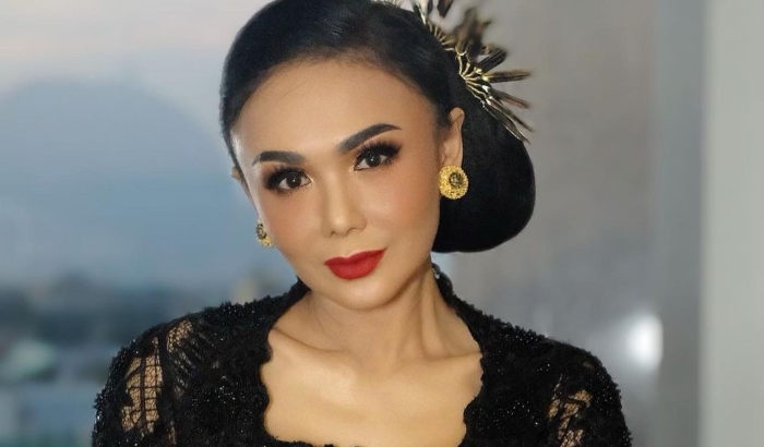 Potret cantik Yuni Shara saat tampil di Kota Solo, Jawa Tengah.