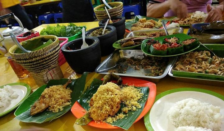 Menu makanan di Warung Nasi Alam Sunda, pilihan tempat makan malam enak di Cianjur, Jawa Barat.