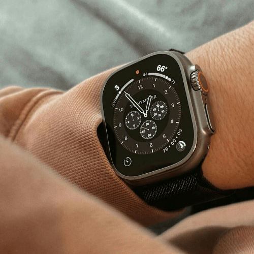 Una fila de correas Apple Watch Sport Loop trenzadas en cinco colores distintos