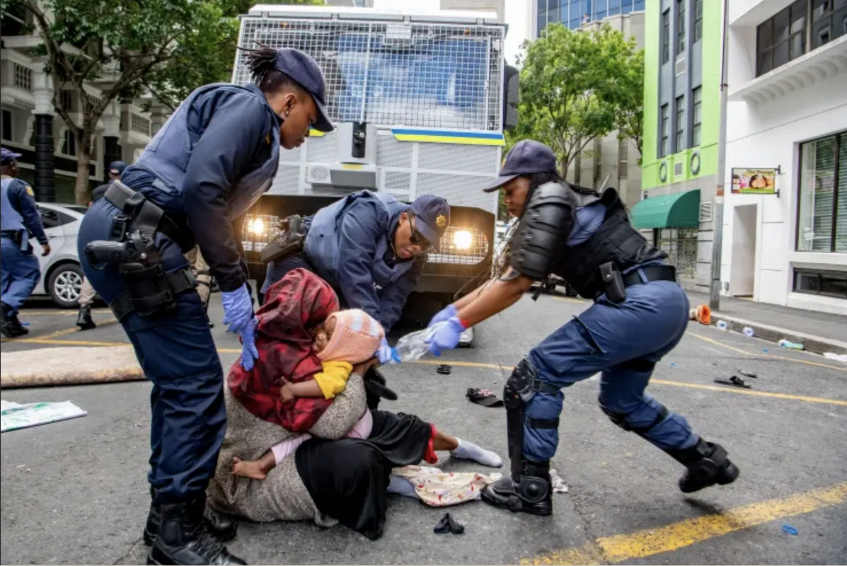 Desalojan a los solicitantes de asilo acampados frente a la oficina de la ONU