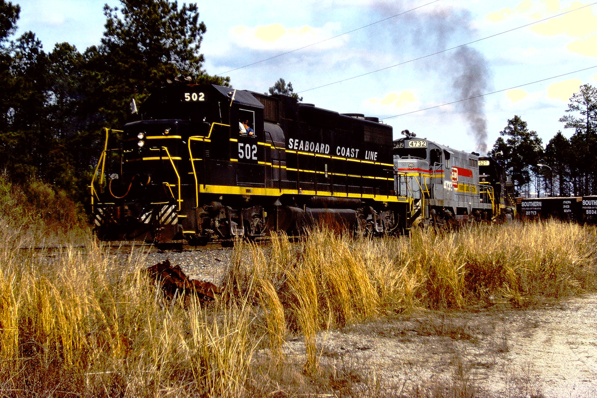 SCL-GP38-2-501-GP16-4732-GP38-2-527-westbound-on-the-NS-RWY-at-Chocowinity-Yard-2-1984.jpg