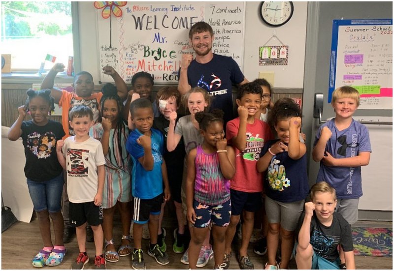 Брайс Мичъл и Дейна Уайт с голямо дарение за деца със заболявания