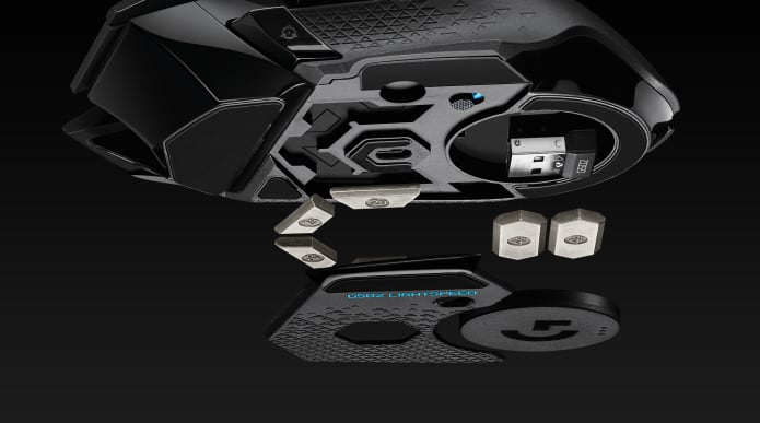 El mouse G502 LIGHTSPEED mostrando su compatibilidad con el sistema de carga inalámbrica POWERPLAY.