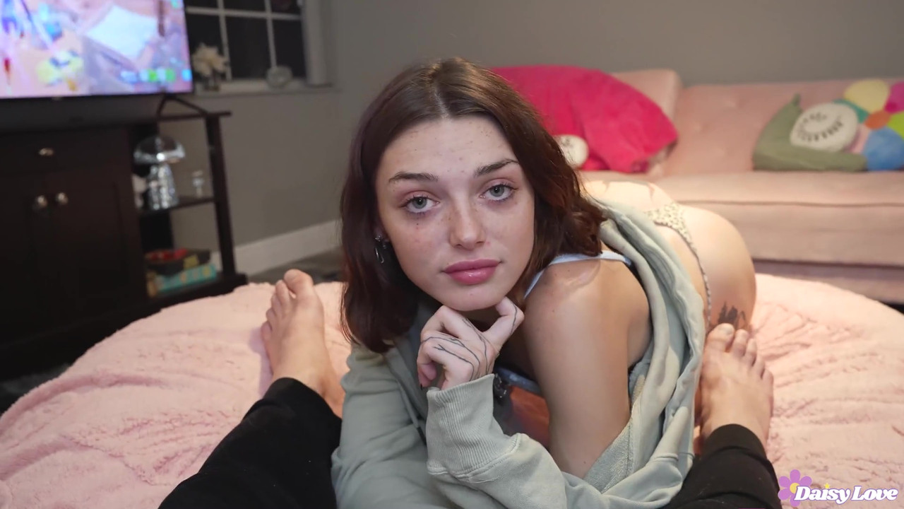 Shrooms Q – Distracting Big Stepbro From Gaming with My Tight Pussy