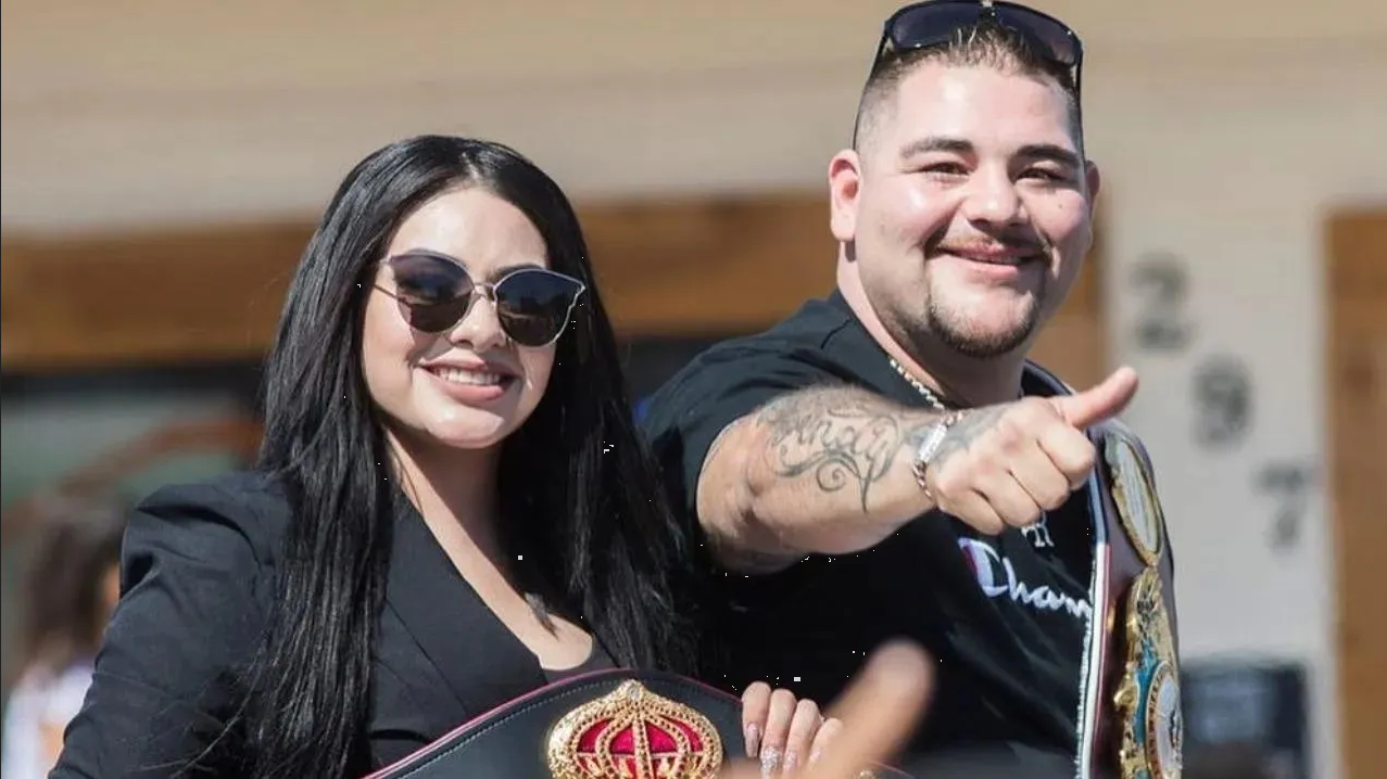 Esposa de Andy Ruiz le tira sus cosas a la basura al ritmo de Karol G