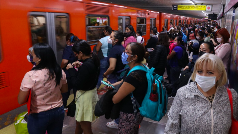 VIDEO: Usuarios del Metro de CDMX no se resisten y arman karaoke para esperar el arribo del tren