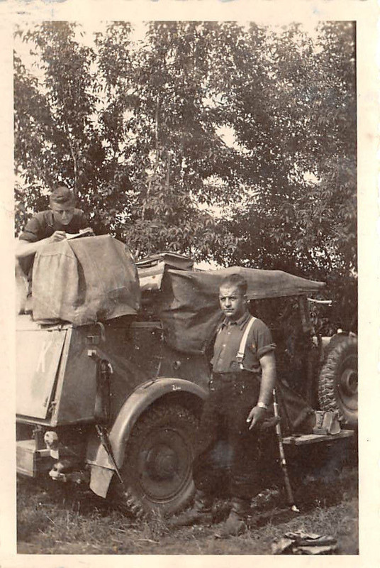 Soldat vor Kübelwagen Stalin