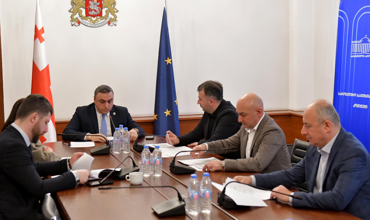 სამი ოპოზიციური გაერთიანების 49 წევრს სადეპუტატო უფლებამოსილების შეუწყდა
