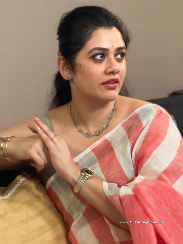 2-Girija-Oak-Godbole-Wallpapers-Photos-HD-Mobile-Photos-My-Vantage-Point