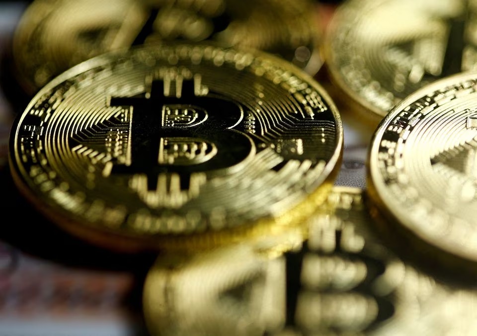 تأجيل صناديق استثمار بيتكوين زلزل العملة وهبطت إلى 26000 دولار