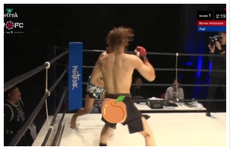 Японски кикбоксьор се би на ринга по гол задник
