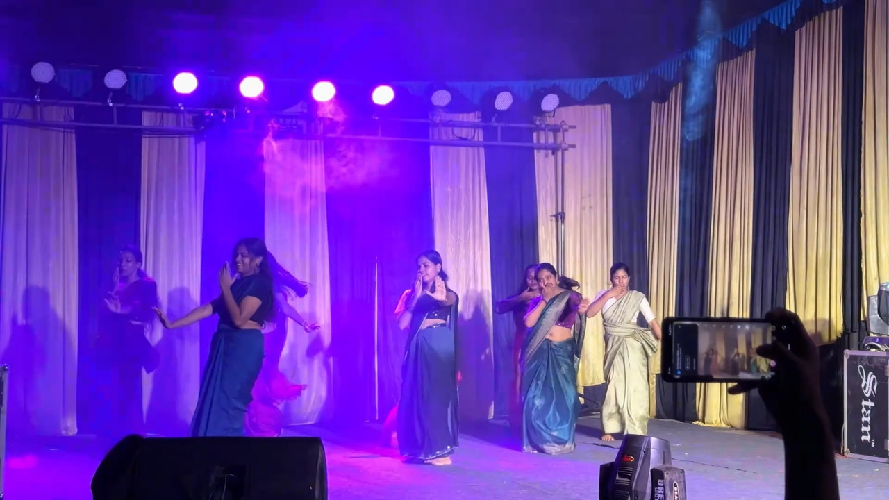 Sexy Malayali Girl Open Navel dance during dance.mp4_snapshot_00.08.018