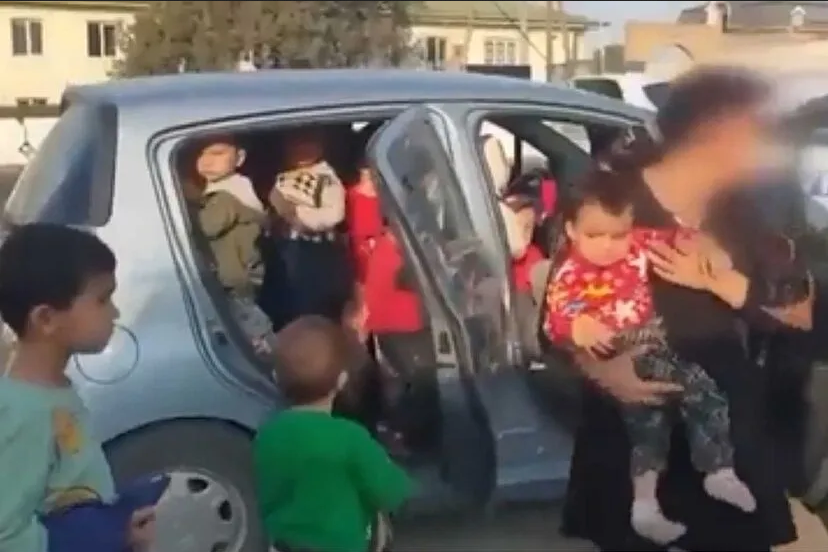 Detienen a una maestra de kinder que llevaba en un Spark a 25 niños