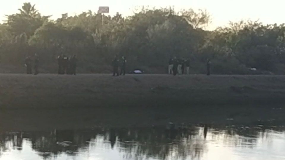 con un 'narcomensaje', arrojan el cadáver de un hombre al canal en Ciudad Obregón