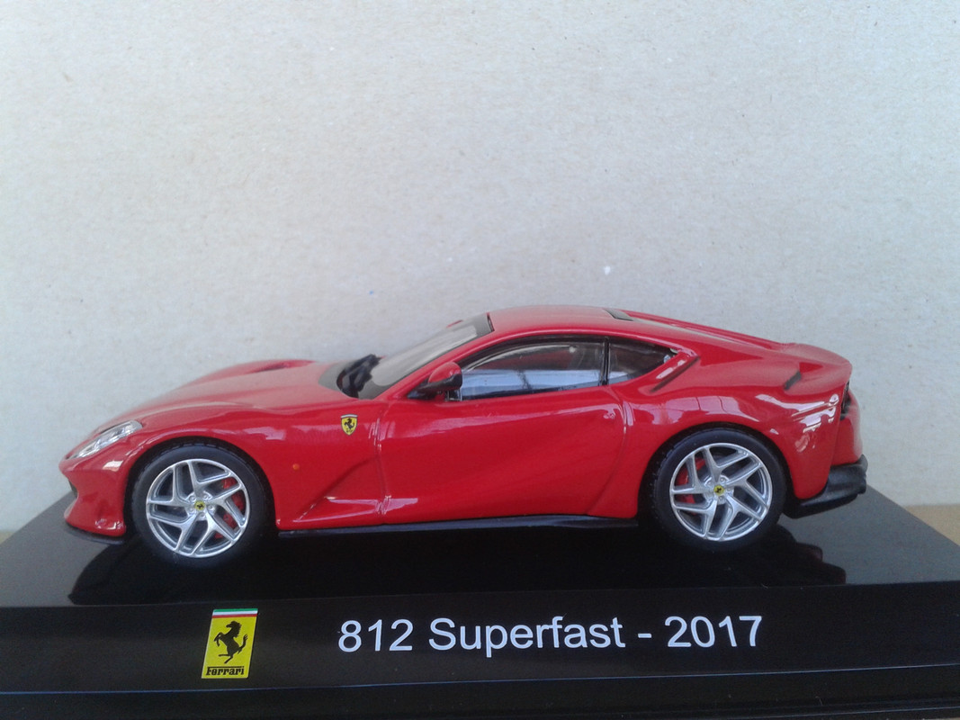 2017 Ferrari 812 Superfast (Leo Models – nº 8 Supercars Italia) (10)